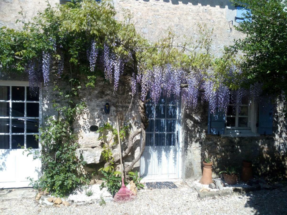 Chat Noir Gite Et Chambre D'Hotes Bed and Breakfast Genouille  Exterior foto